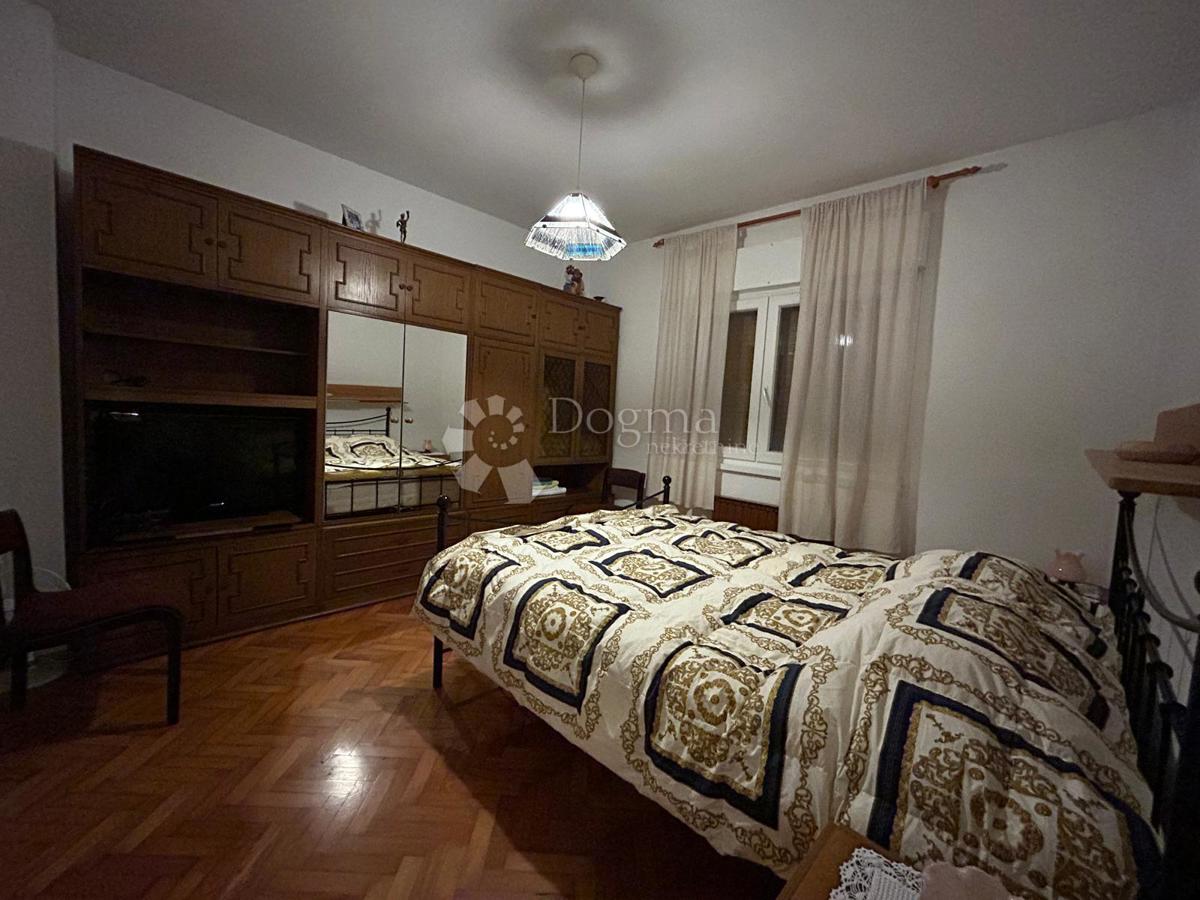 Spaziosa casa con quattro unità abitative, garage e splendido giardino – a solo 1 km dal centro di Umago e dalla spiaggia