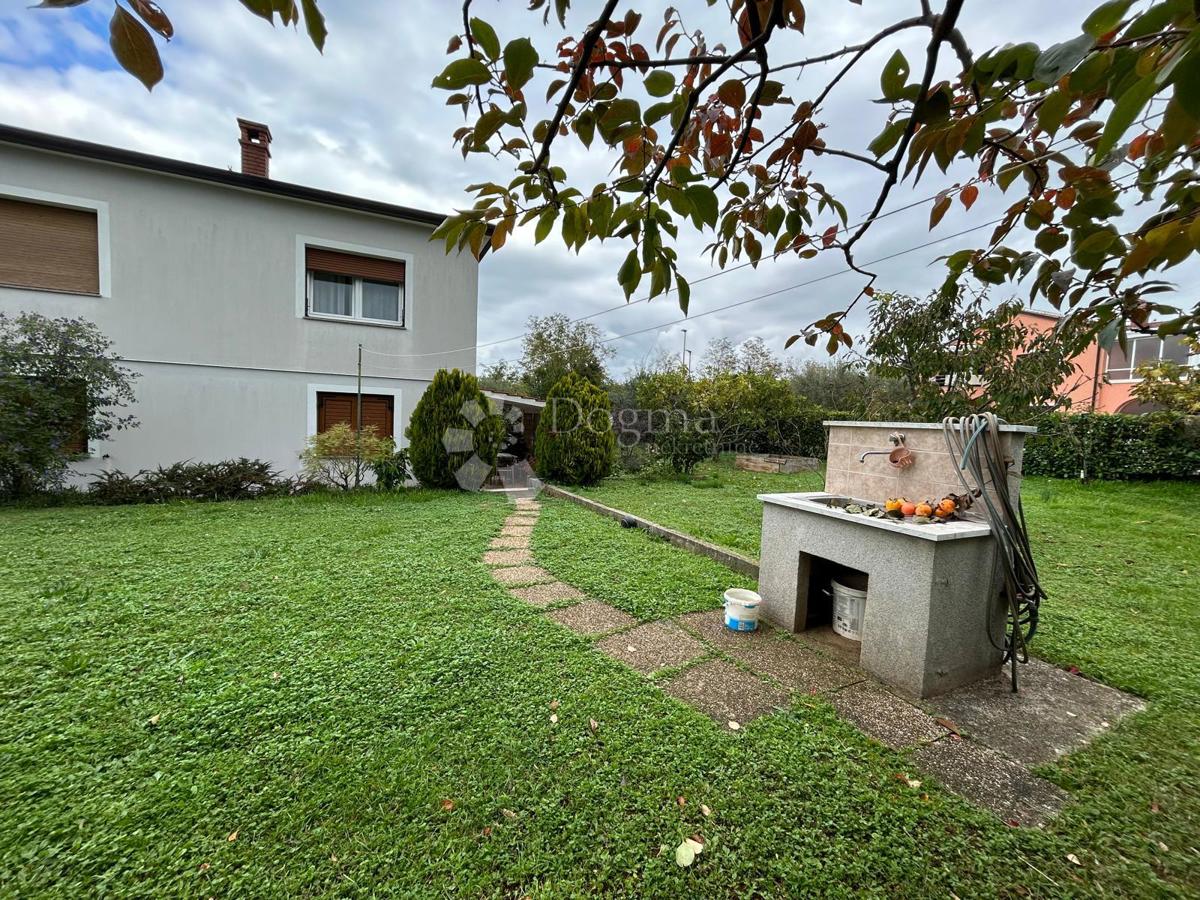 Spaziosa casa con quattro unità abitative, garage e splendido giardino – a solo 1 km dal centro di Umago e dalla spiaggia