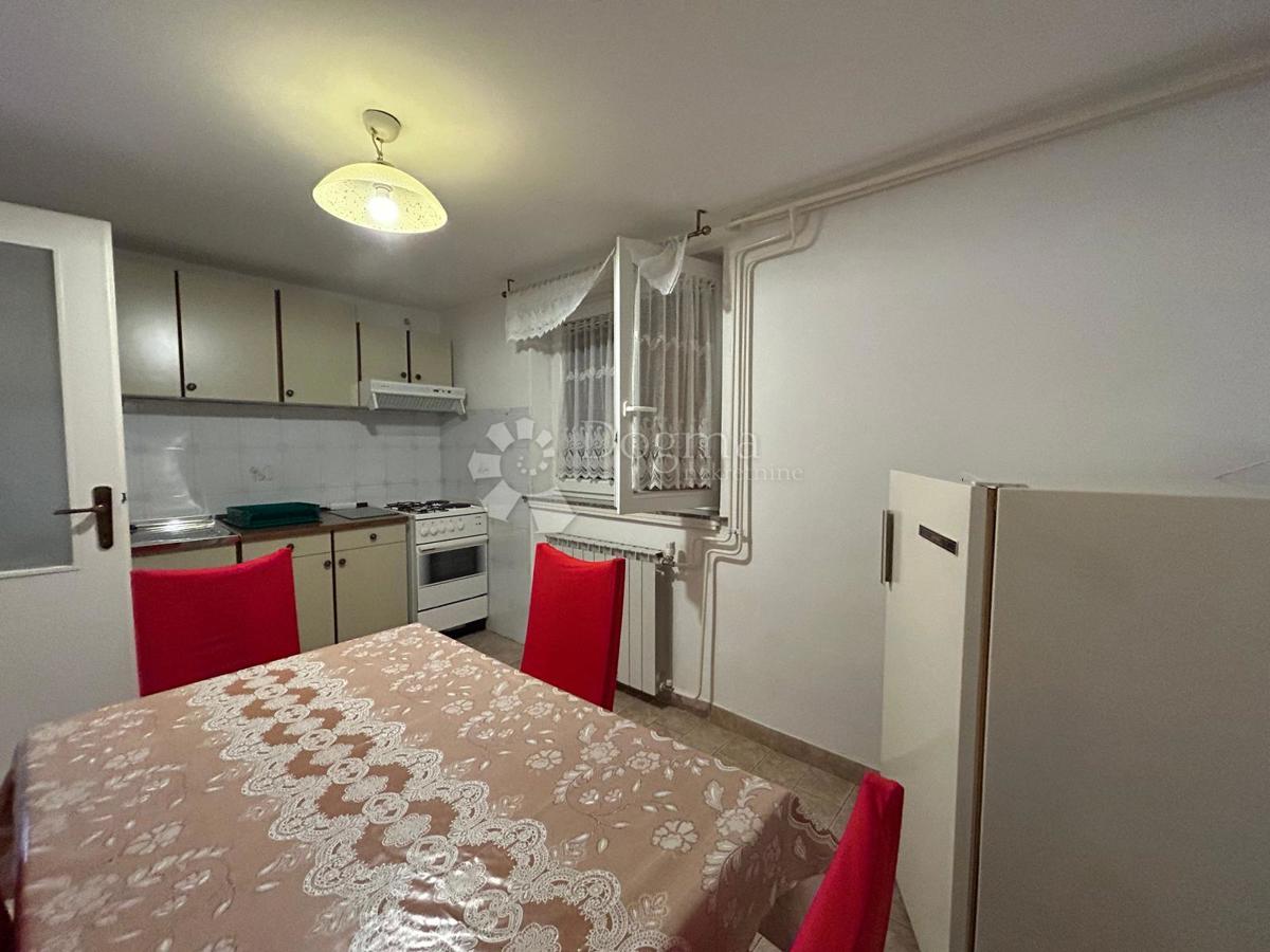 Spaziosa casa con quattro unità abitative, garage e splendido giardino – a solo 1 km dal centro di Umago e dalla spiaggia