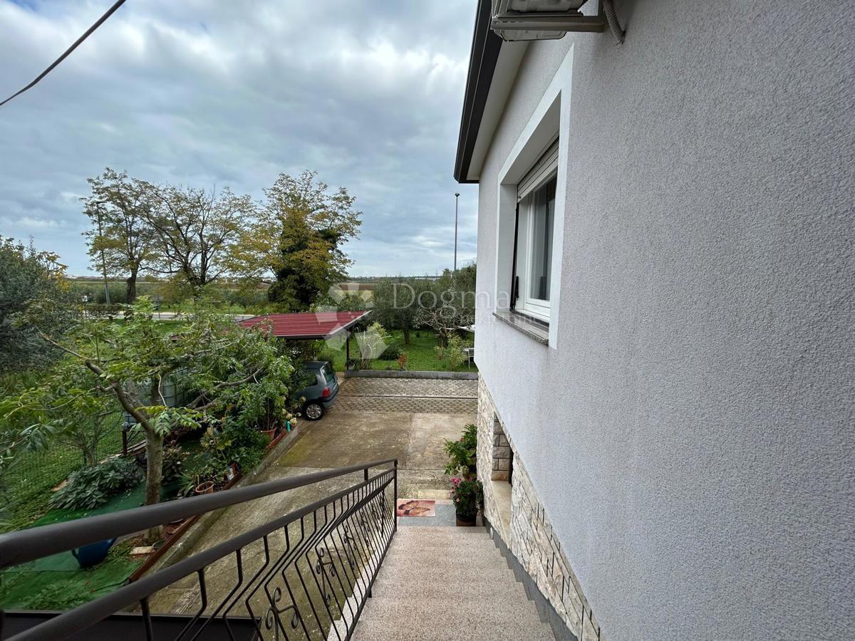 Spaziosa casa con quattro unità abitative, garage e splendido giardino – a solo 1 km dal centro di Umago e dalla spiaggia