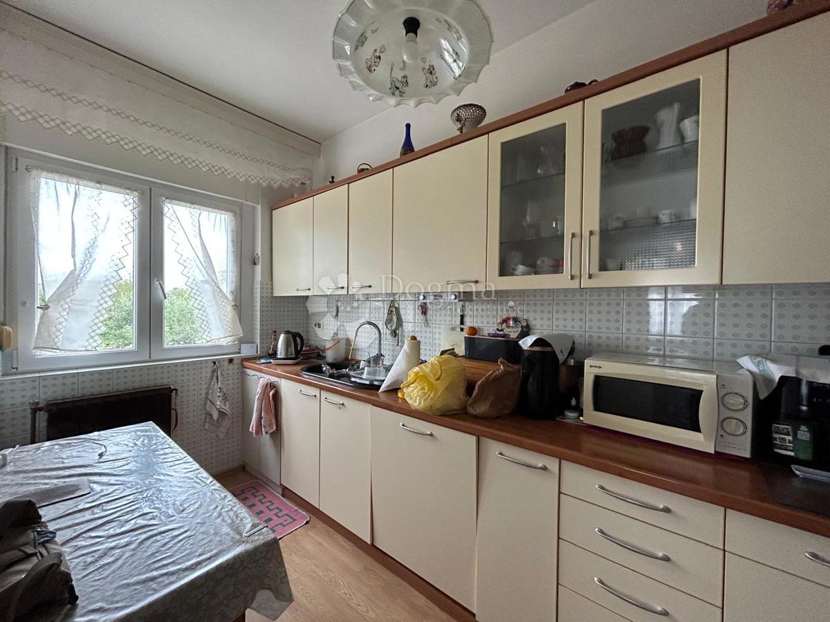 Spaziosa casa con quattro unità abitative, garage e splendido giardino – a solo 1 km dal centro di Umago e dalla spiaggia