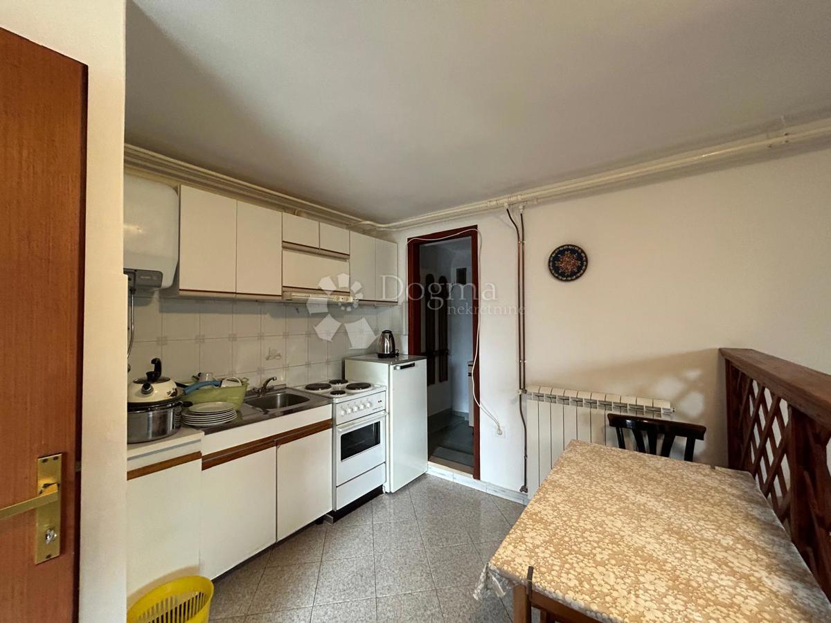 Spaziosa casa con quattro unità abitative, garage e splendido giardino – a solo 1 km dal centro di Umago e dalla spiaggia