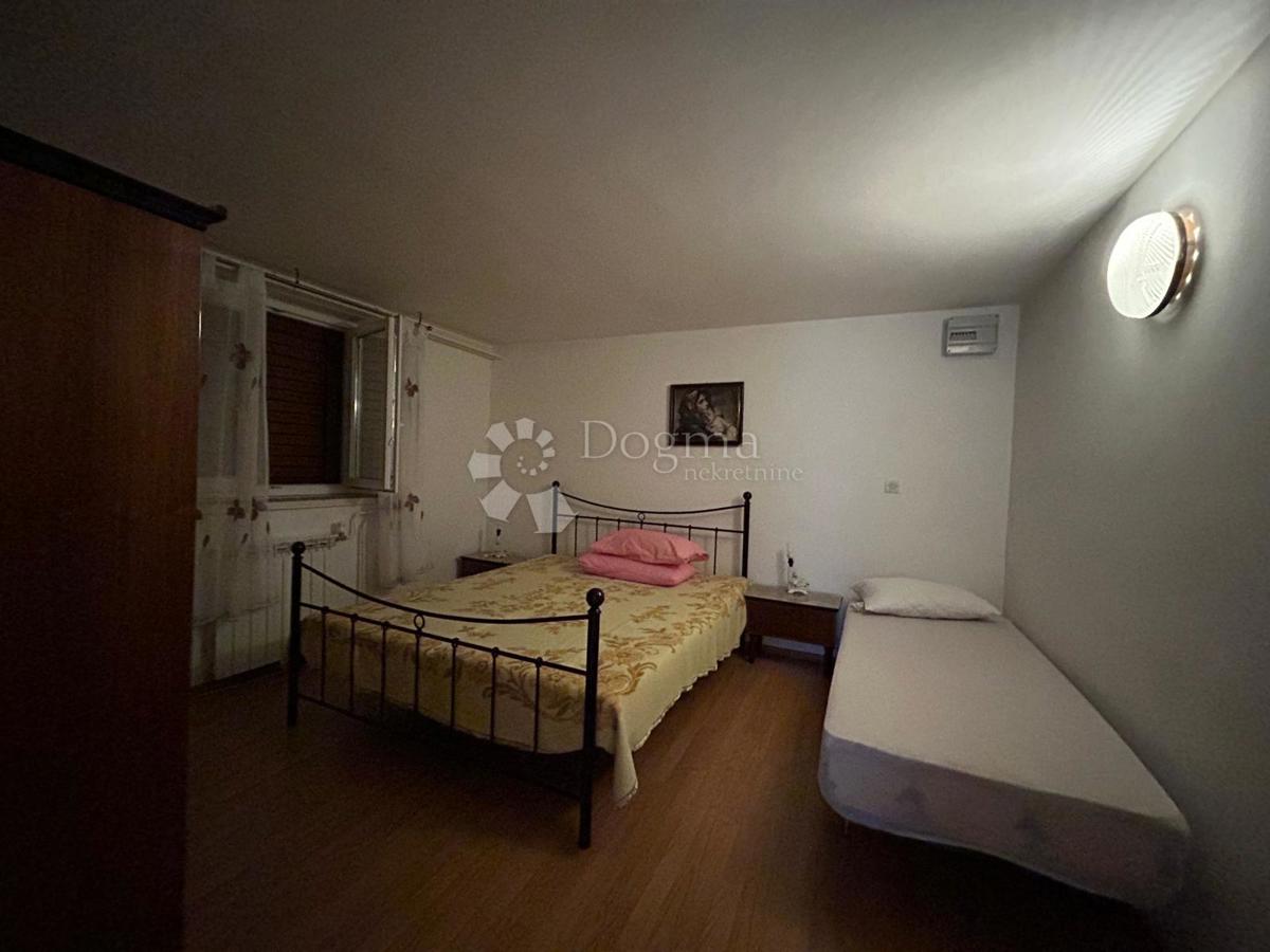 Spaziosa casa con quattro unità abitative, garage e splendido giardino – a solo 1 km dal centro di Umago e dalla spiaggia