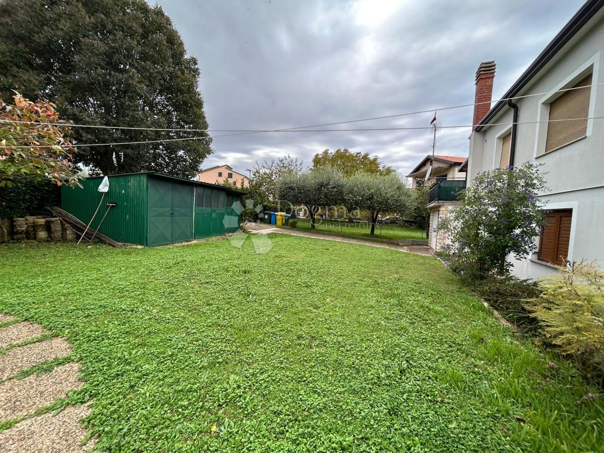 Spaziosa casa con quattro unità abitative, garage e splendido giardino – a solo 1 km dal centro di Umago e dalla spiaggia