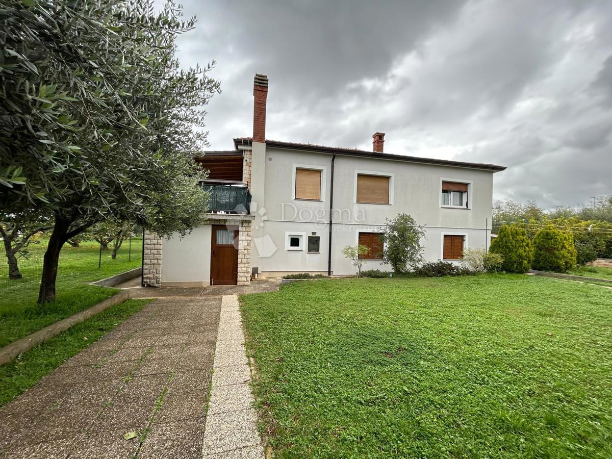 Spaziosa casa con quattro unità abitative, garage e splendido giardino – a solo 1 km dal centro di Umago e dalla spiaggia