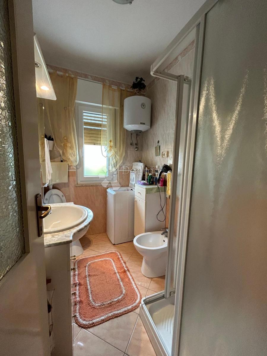 Spaziosa casa con quattro unità abitative, garage e splendido giardino – a solo 1 km dal centro di Umago e dalla spiaggia