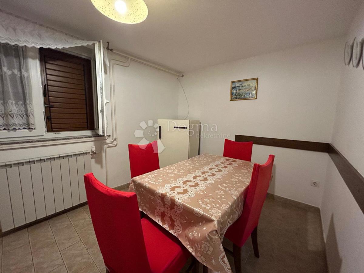 Spaziosa casa con quattro unità abitative, garage e splendido giardino – a solo 1 km dal centro di Umago e dalla spiaggia