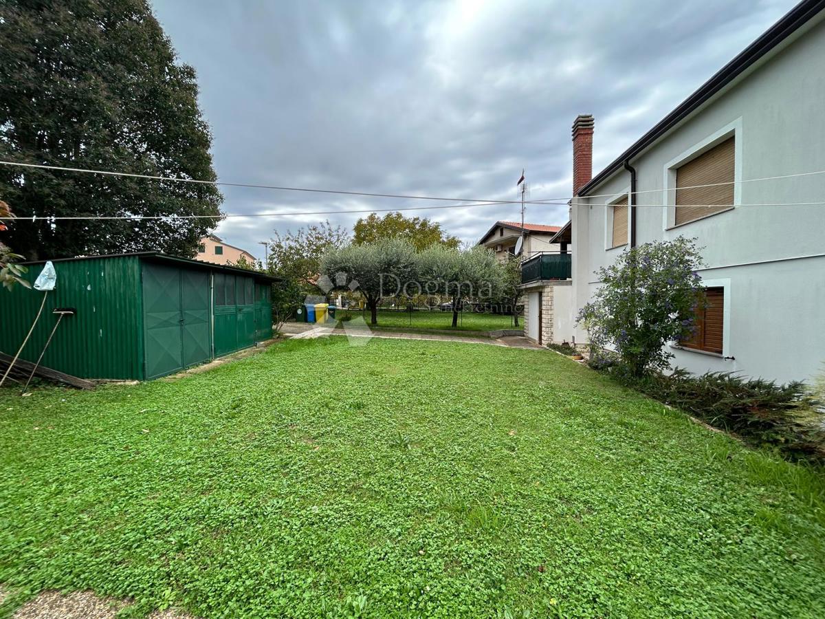 Spaziosa casa con quattro unità abitative, garage e splendido giardino – a solo 1 km dal centro di Umago e dalla spiaggia