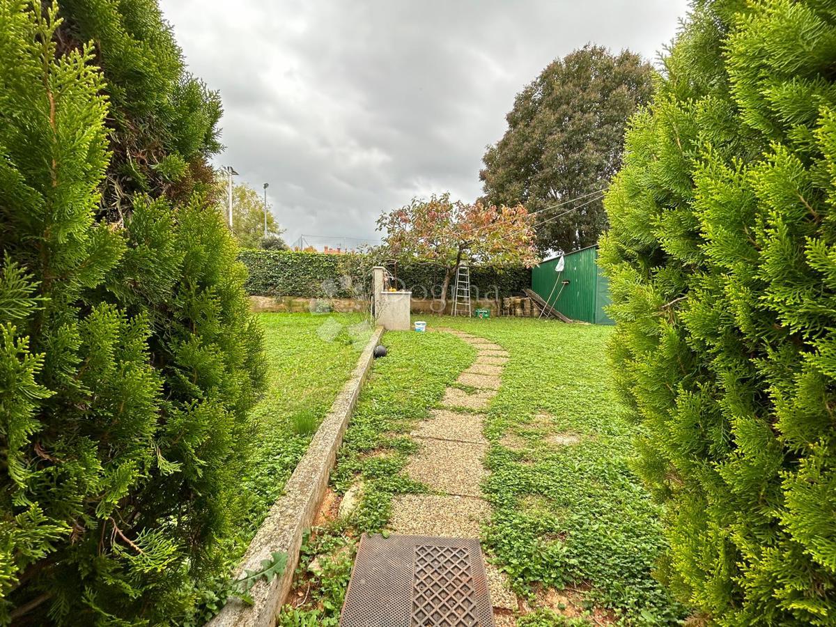 Spaziosa casa con quattro unità abitative, garage e splendido giardino – a solo 1 km dal centro di Umago e dalla spiaggia