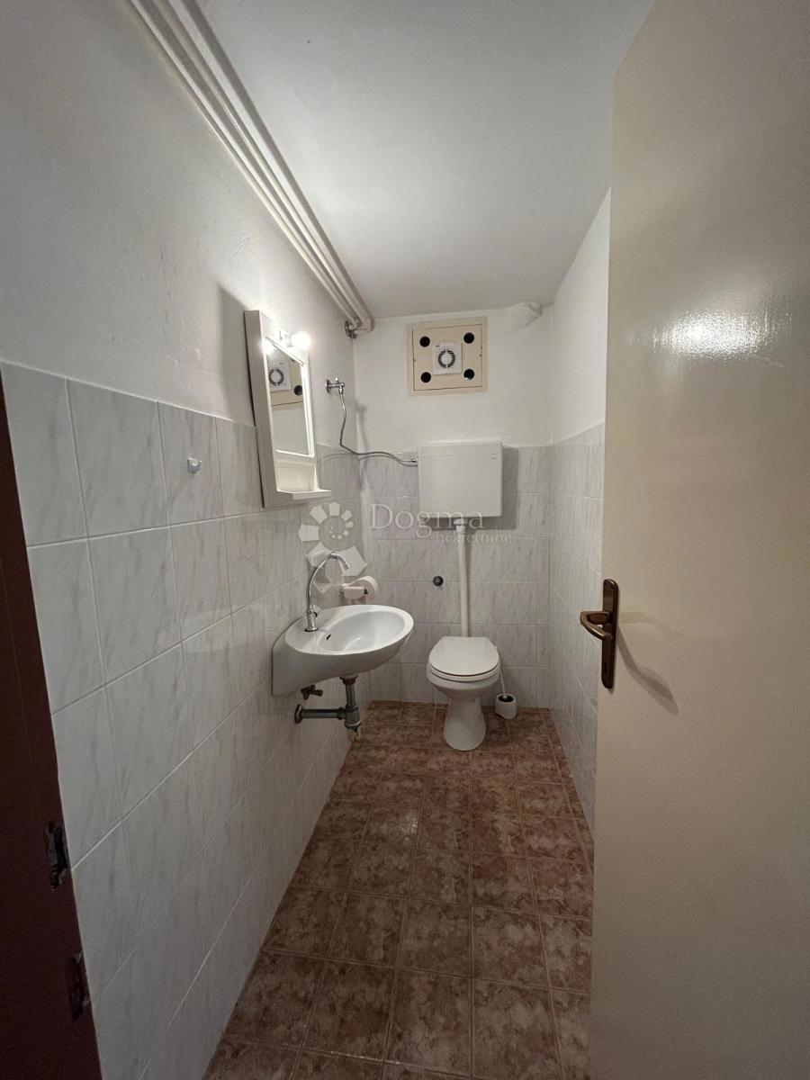 Spaziosa casa con quattro unità abitative, garage e splendido giardino – a solo 1 km dal centro di Umago e dalla spiaggia