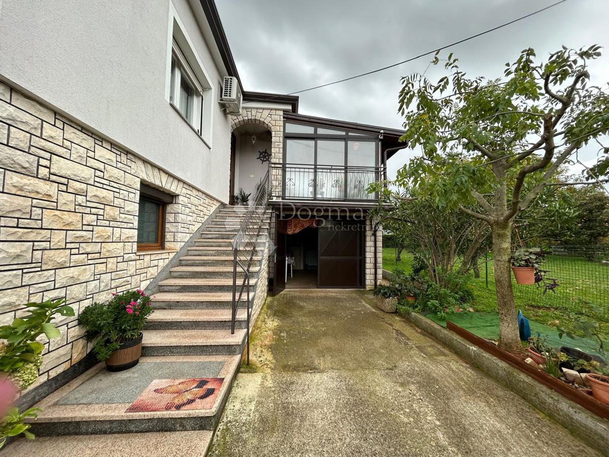 Spaziosa casa con quattro unità abitative, garage e splendido giardino – a solo 1 km dal centro di Umago e dalla spiaggia