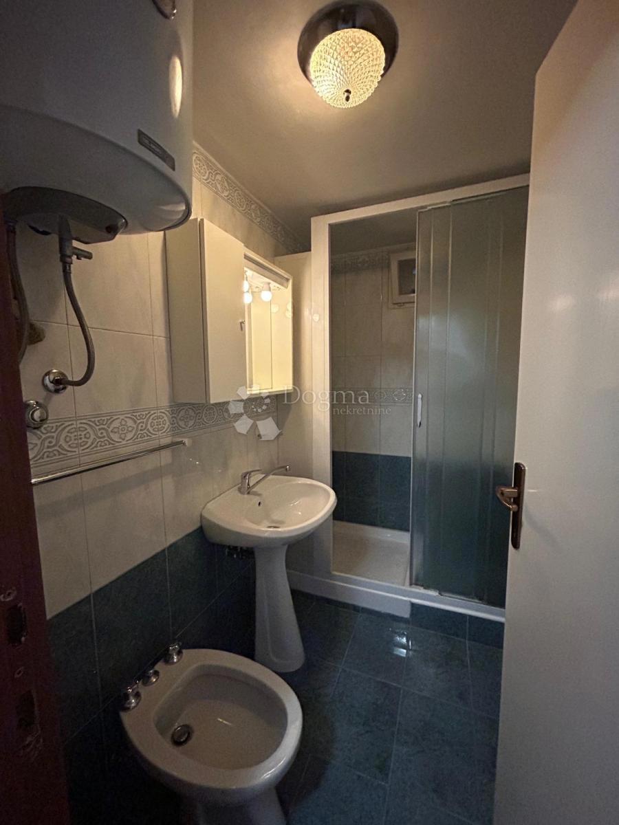 Spaziosa casa con quattro unità abitative, garage e splendido giardino – a solo 1 km dal centro di Umago e dalla spiaggia