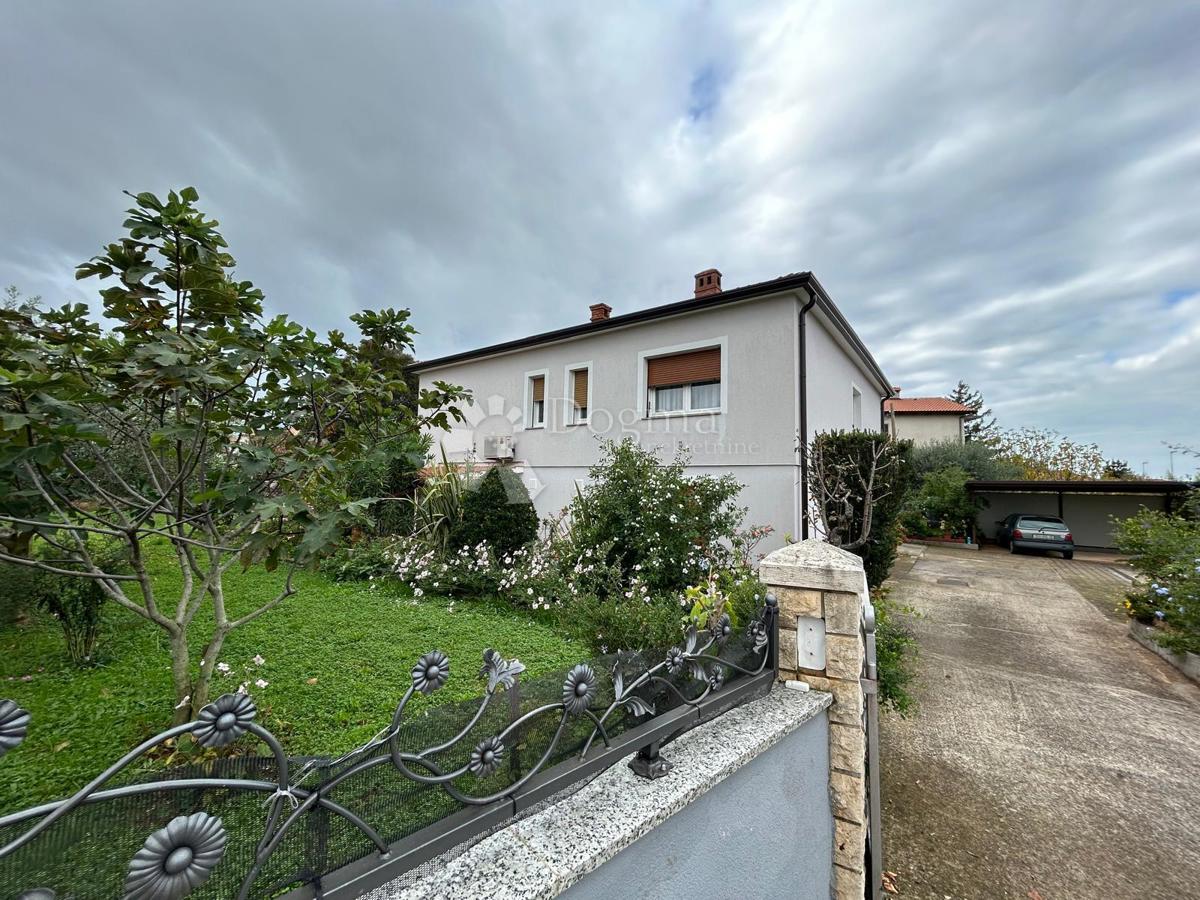 Spaziosa casa con quattro unità abitative, garage e splendido giardino – a solo 1 km dal centro di Umago e dalla spiaggia