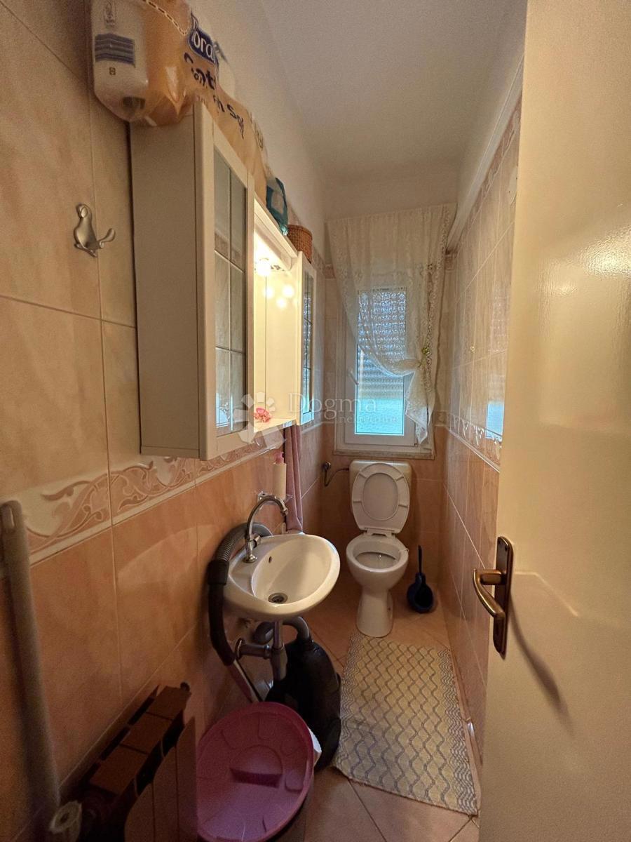 Spaziosa casa con quattro unità abitative, garage e splendido giardino – a solo 1 km dal centro di Umago e dalla spiaggia