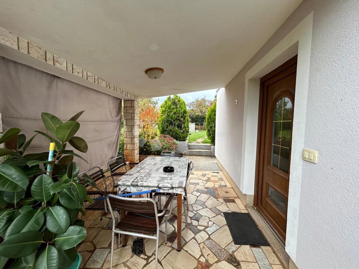 Spaziosa casa con quattro unità abitative, garage e splendido giardino – a solo 1 km dal centro di Umago e dalla spiaggia