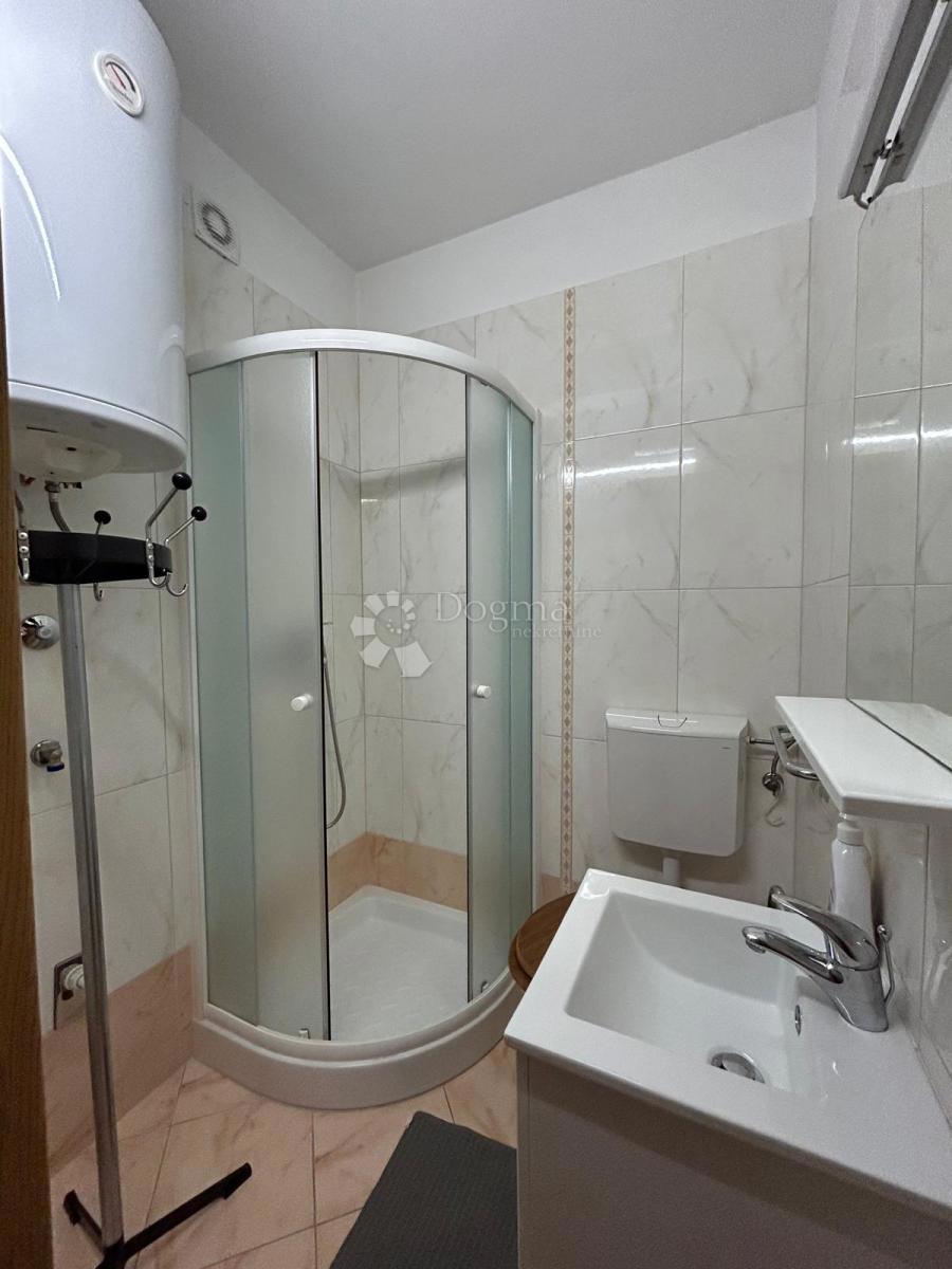 Spaziosa casa con quattro unità abitative, garage e splendido giardino – a solo 1 km dal centro di Umago e dalla spiaggia