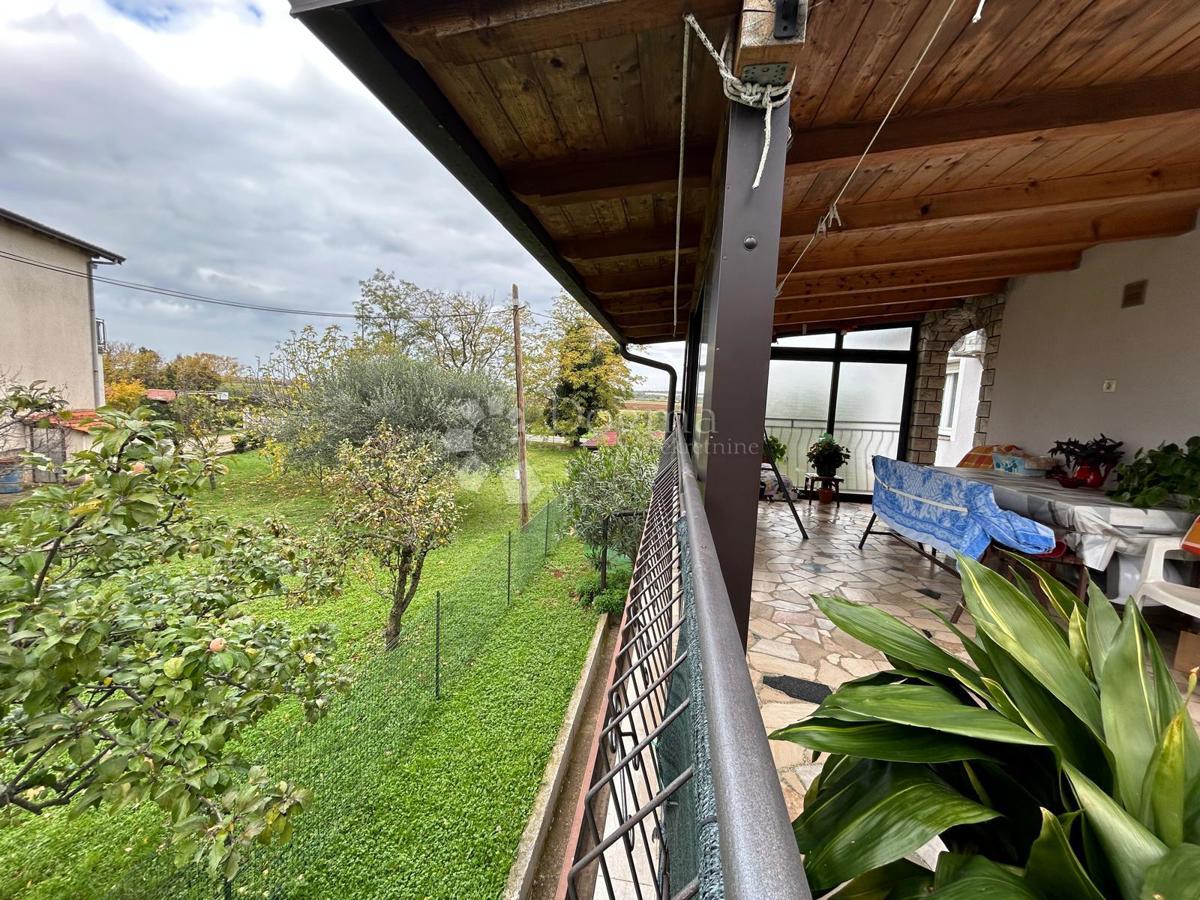 Spaziosa casa con quattro unità abitative, garage e splendido giardino – a solo 1 km dal centro di Umago e dalla spiaggia