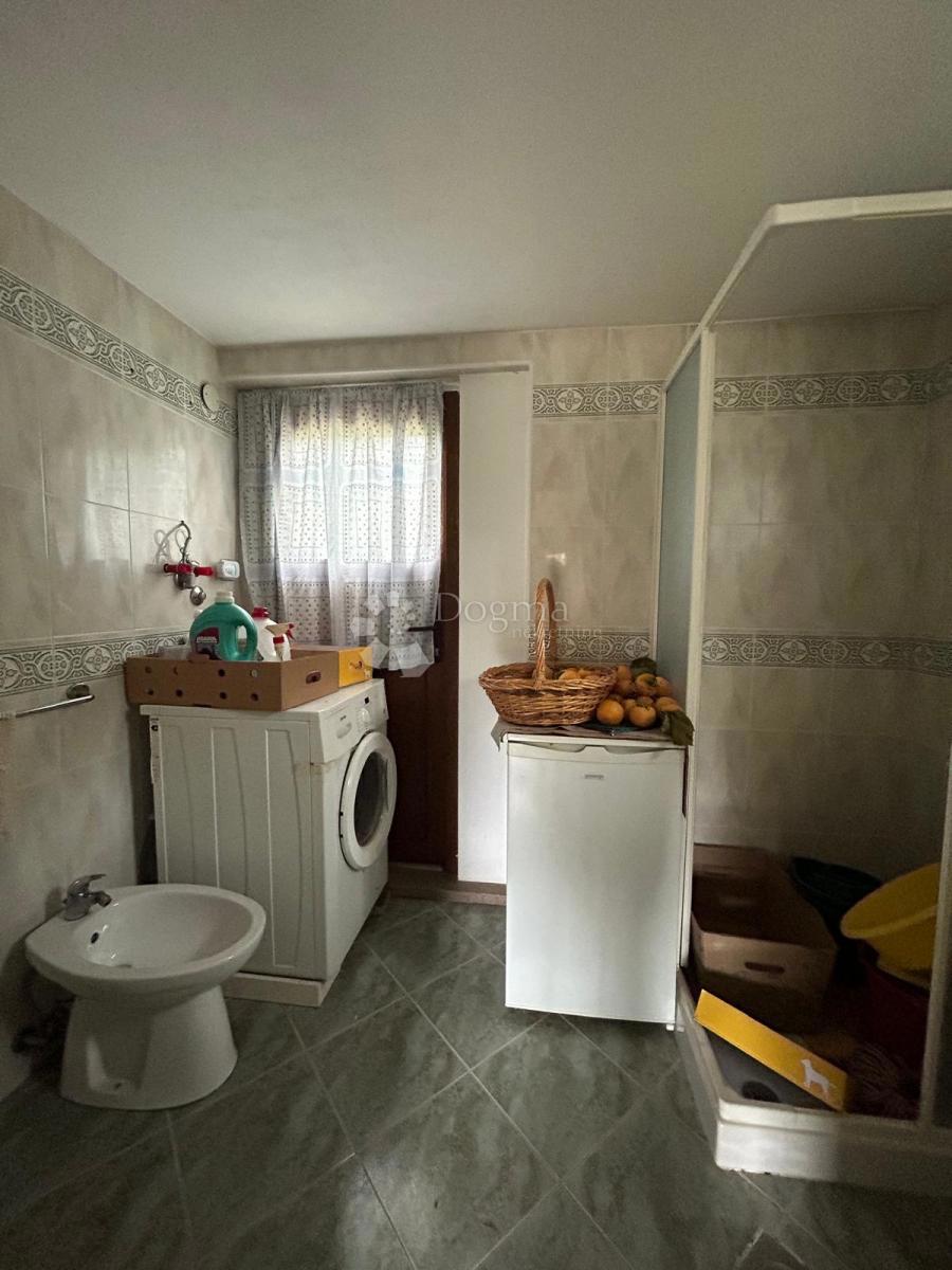 Spaziosa casa con quattro unità abitative, garage e splendido giardino – a solo 1 km dal centro di Umago e dalla spiaggia