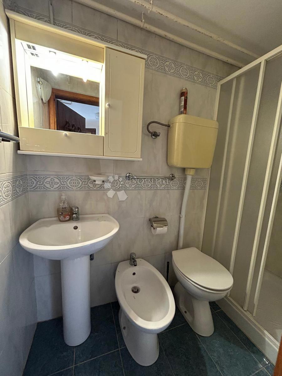 Spaziosa casa con quattro unità abitative, garage e splendido giardino – a solo 1 km dal centro di Umago e dalla spiaggia