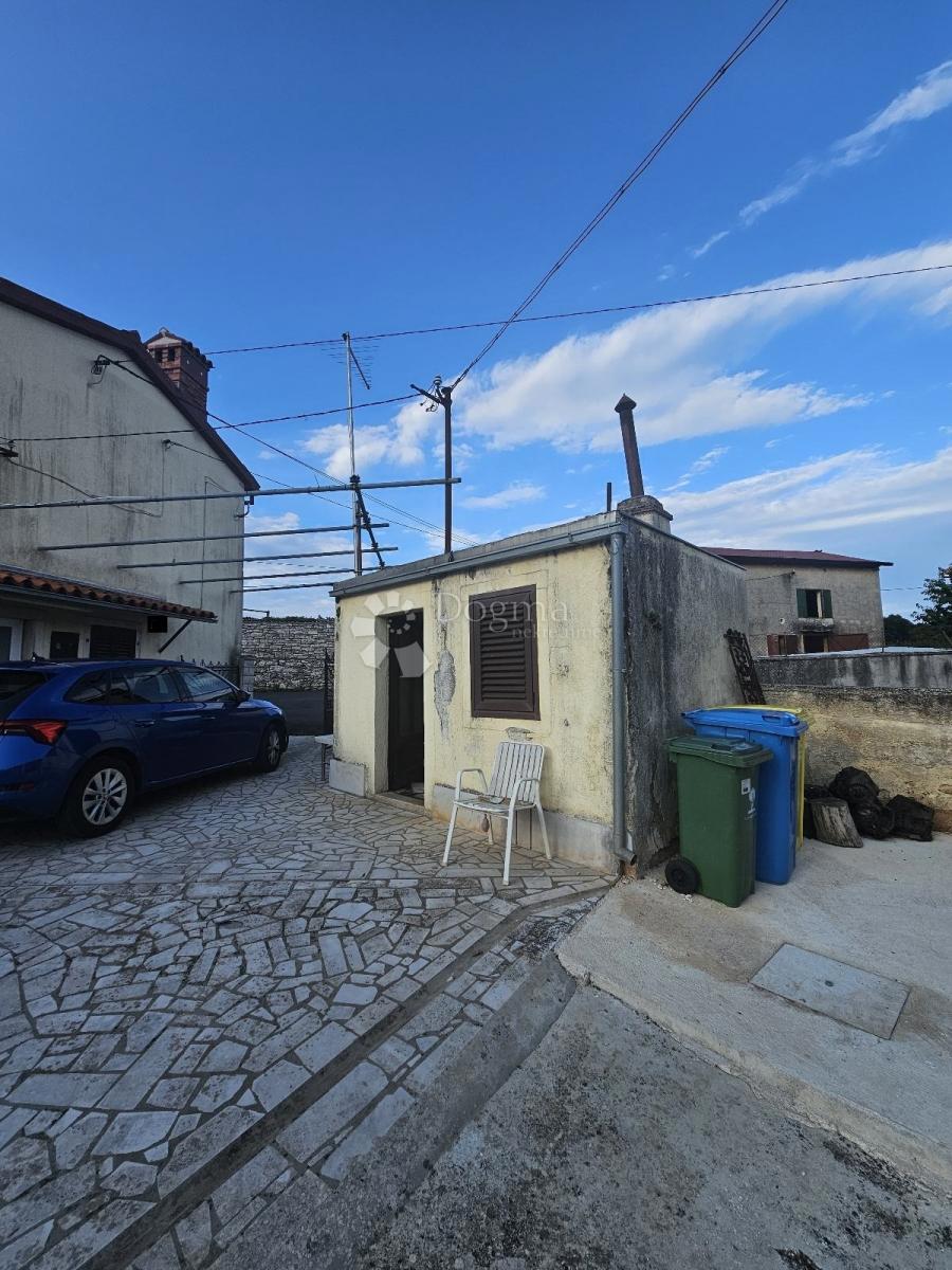 Una casa abitabile con giardino, taverna e garage - una posizione tranquilla vicino a Barban