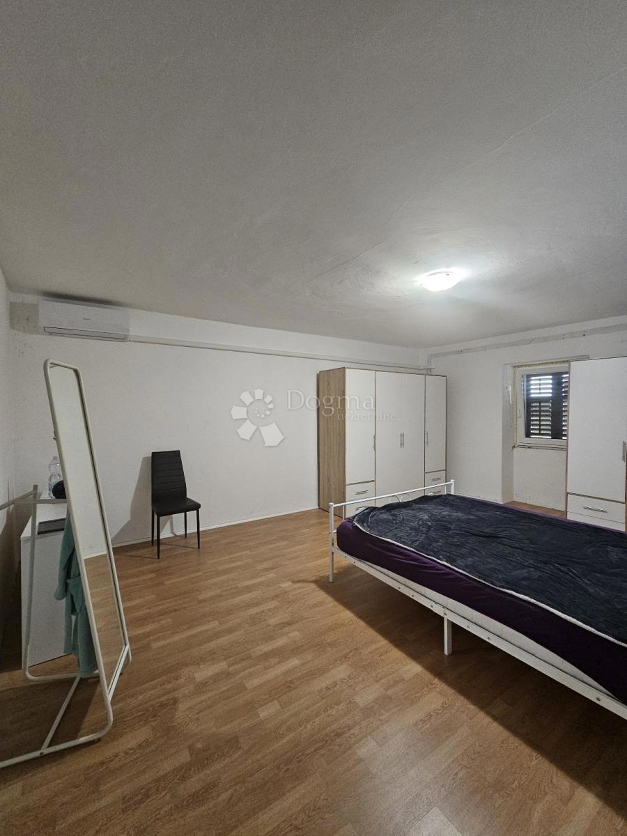 Una casa abitabile con giardino, taverna e garage - una posizione tranquilla vicino a Barban