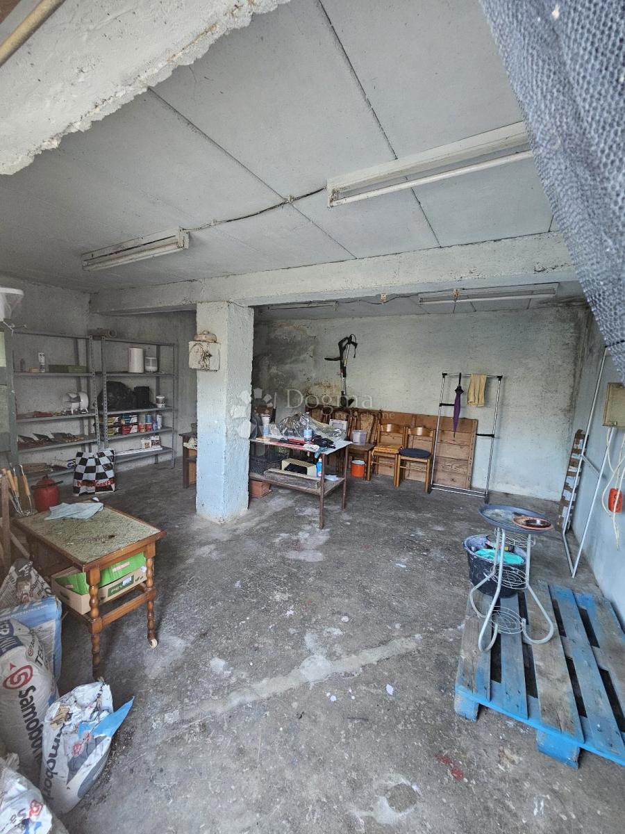 Una casa abitabile con giardino, taverna e garage - una posizione tranquilla vicino a Barban