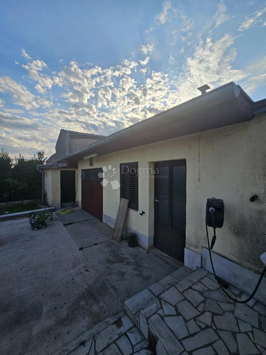 Una casa abitabile con giardino, taverna e garage - una posizione tranquilla vicino a Barban