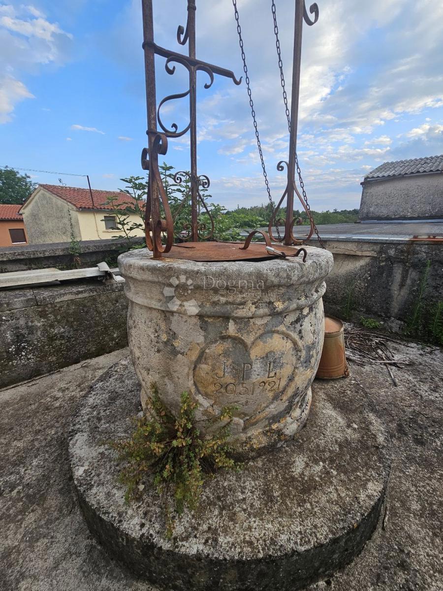 Una casa abitabile con giardino, taverna e garage - una posizione tranquilla vicino a Barban