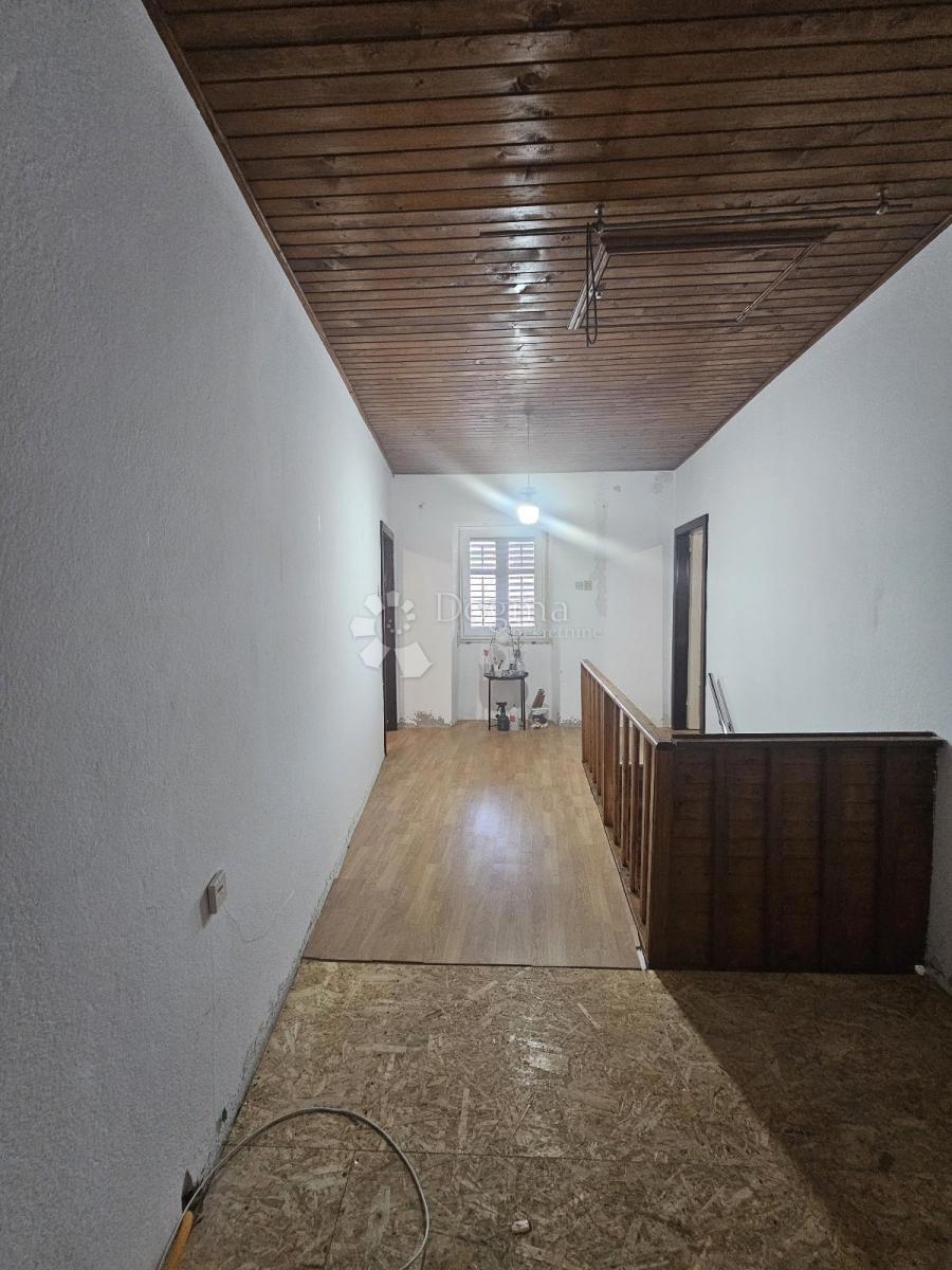 Una casa abitabile con giardino, taverna e garage - una posizione tranquilla vicino a Barban