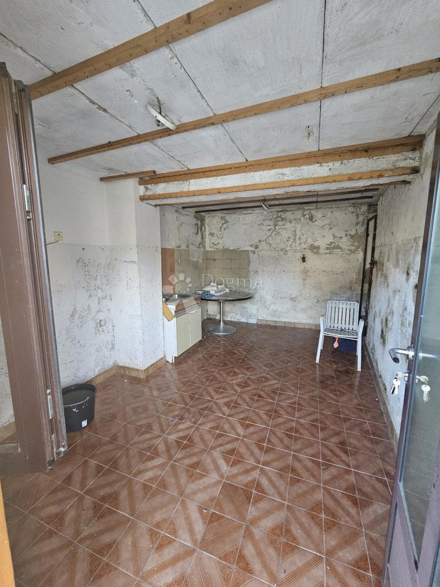 Una casa abitabile con giardino, taverna e garage - una posizione tranquilla vicino a Barban