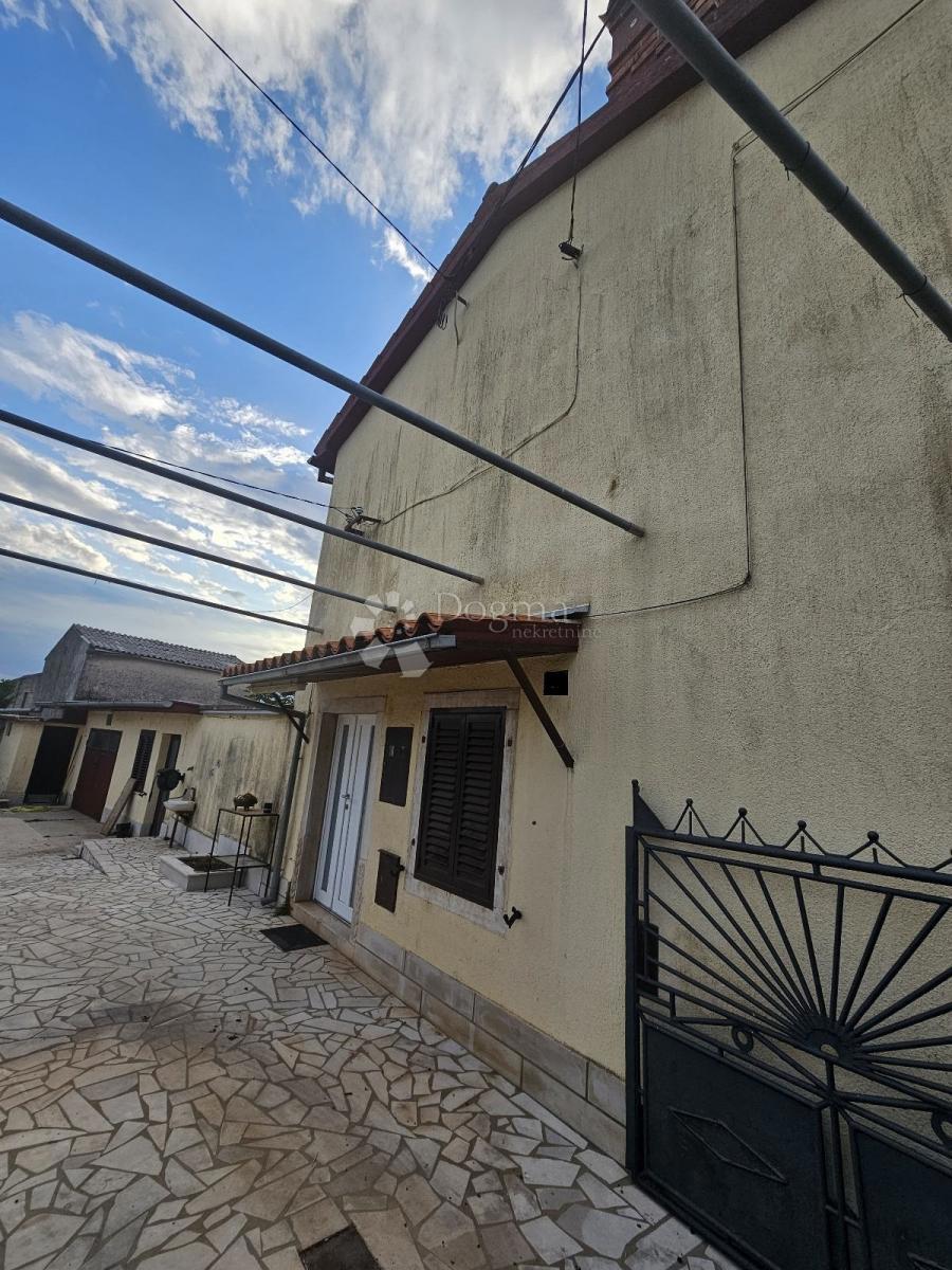 Una casa abitabile con giardino, taverna e garage - una posizione tranquilla vicino a Barban