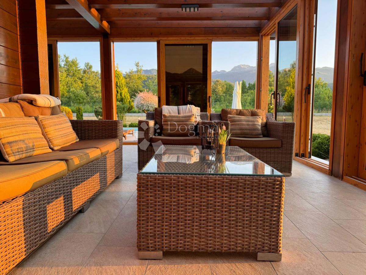 Casa Raduč, Lovinac, 350m2