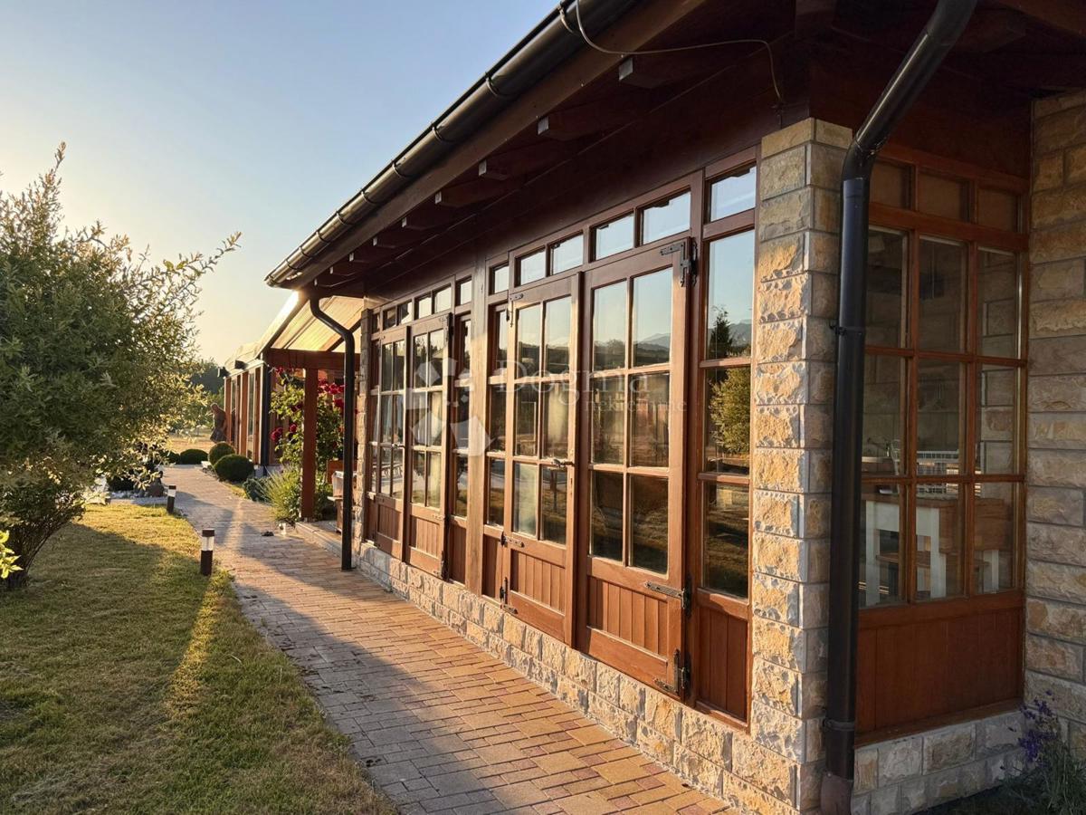 Casa Raduč, Lovinac, 350m2