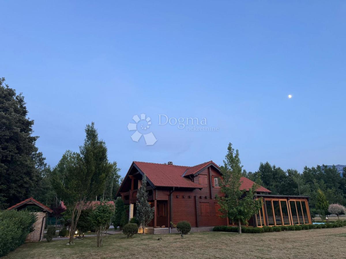 Casa Raduč, Lovinac, 350m2