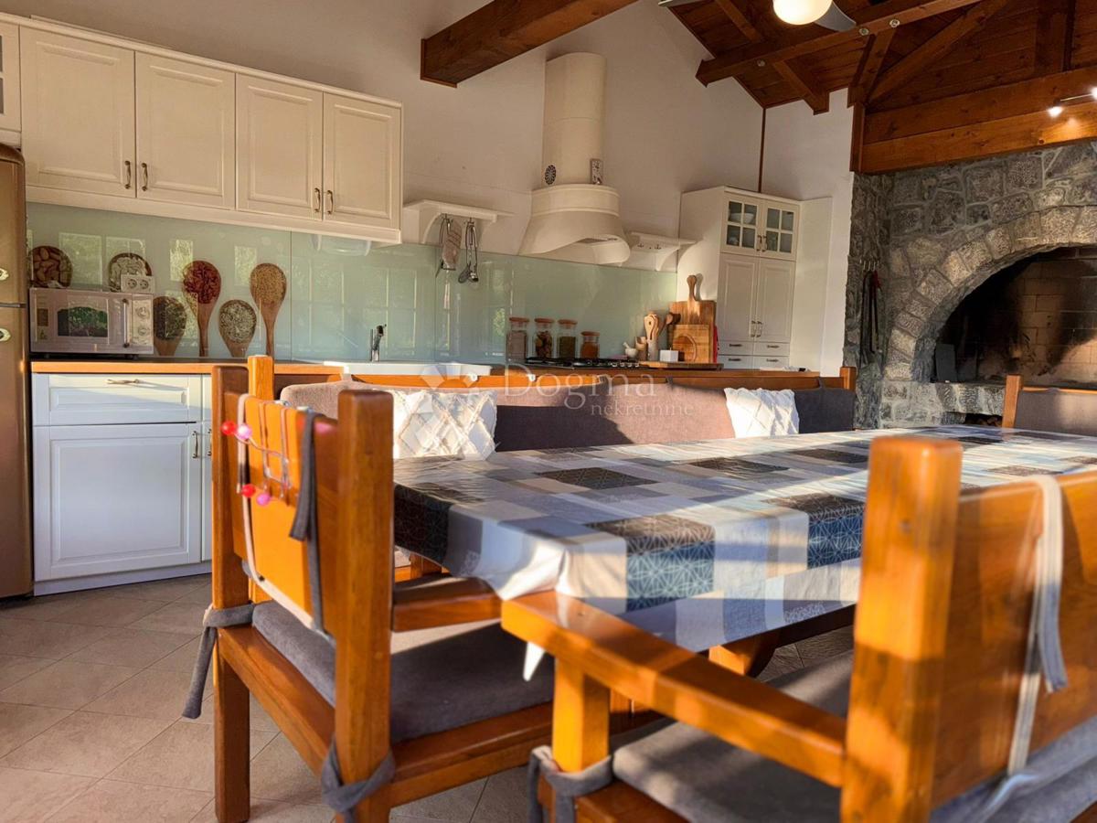 Casa Raduč, Lovinac, 350m2