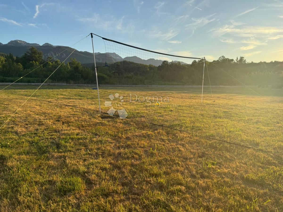 Casa Raduč, Lovinac, 350m2