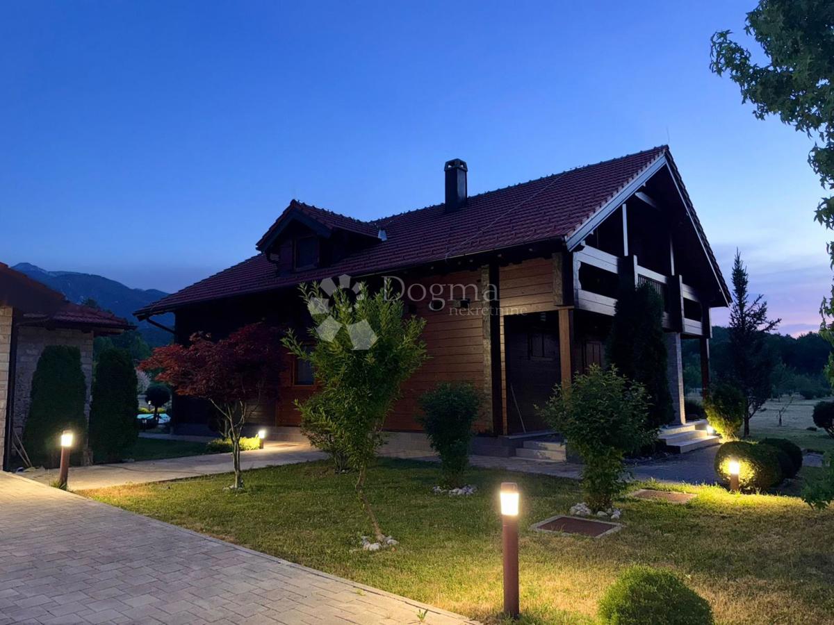 Casa Raduč, Lovinac, 350m2