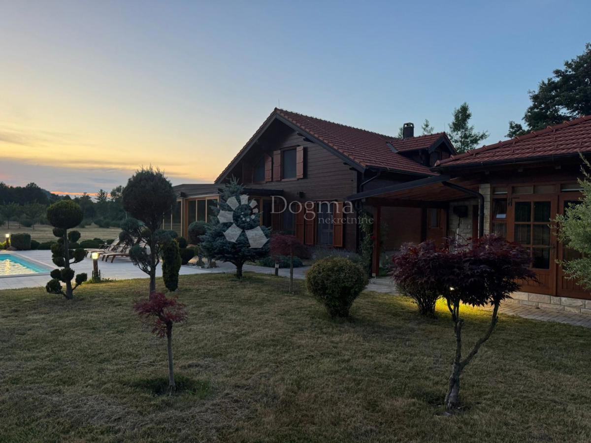 Casa Raduč, Lovinac, 350m2