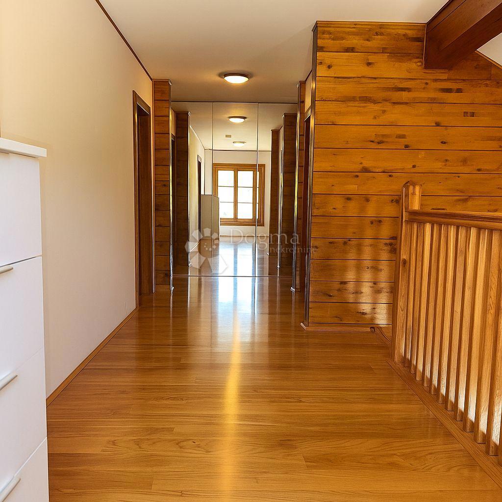 Casa Raduč, Lovinac, 350m2