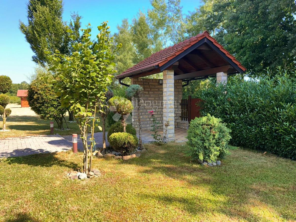 Casa Raduč, Lovinac, 350m2