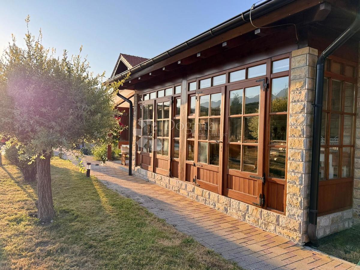 Casa Raduč, Lovinac, 350m2