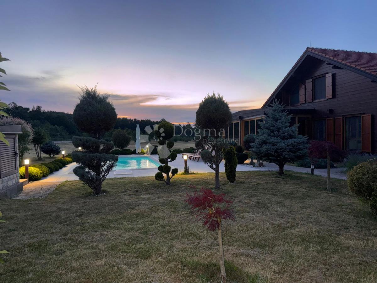 Casa Raduč, Lovinac, 350m2