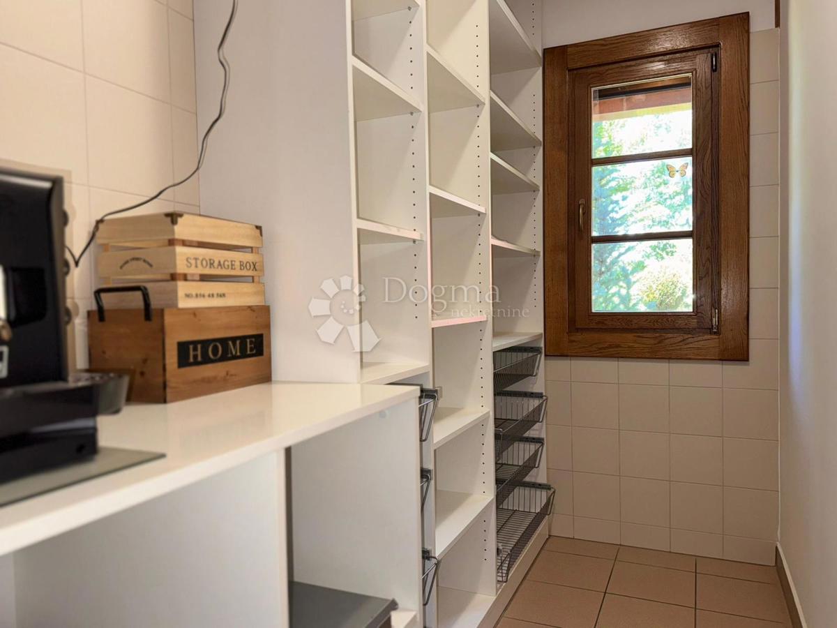 Casa Raduč, Lovinac, 350m2