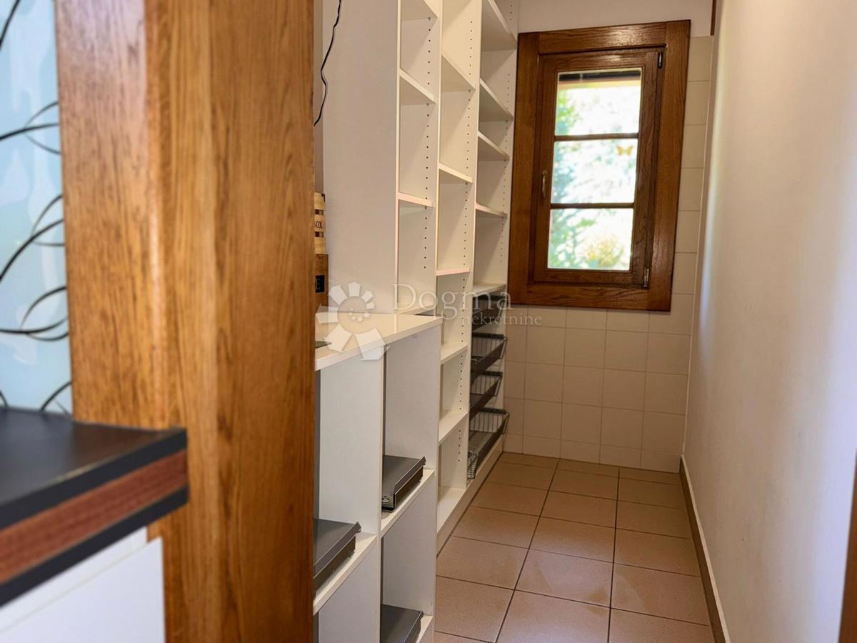 Casa Raduč, Lovinac, 350m2