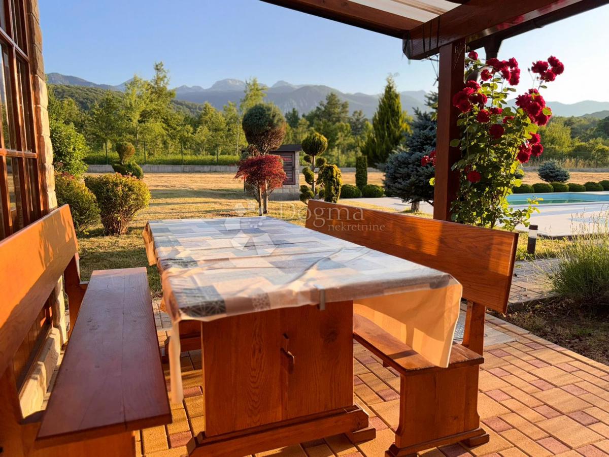 Casa Raduč, Lovinac, 350m2