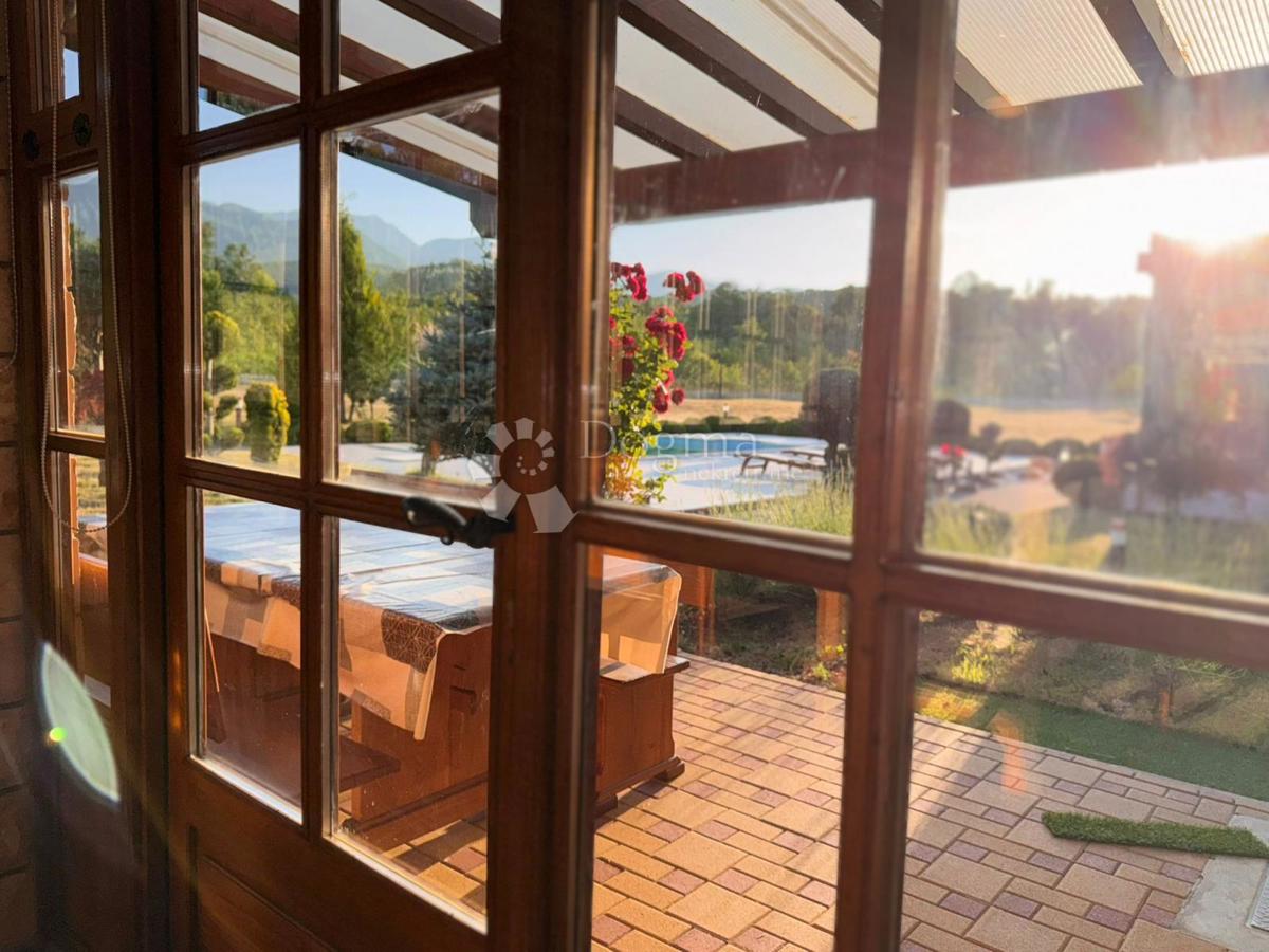 Casa Raduč, Lovinac, 350m2