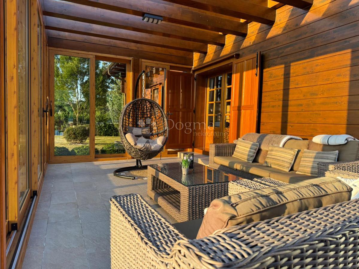 Casa Raduč, Lovinac, 350m2