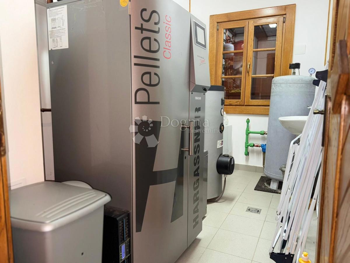 Casa Raduč, Lovinac, 350m2