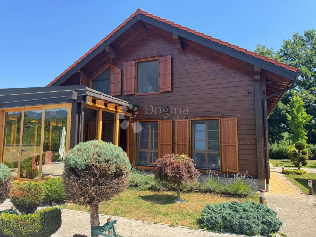 Casa Raduč, Lovinac, 350m2