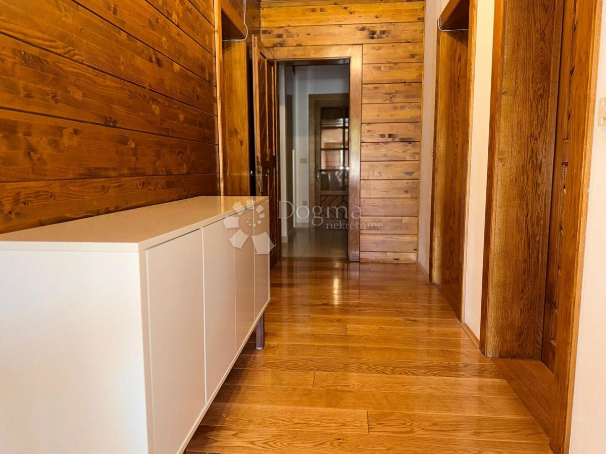 Casa Raduč, Lovinac, 350m2